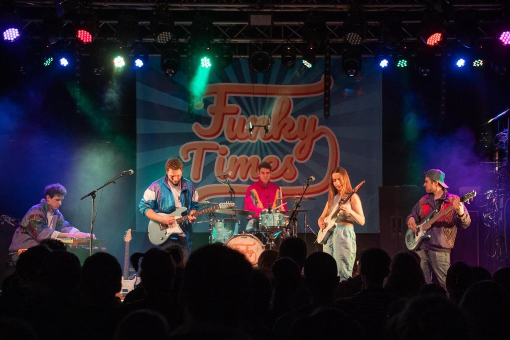 Live Auftritt der fünfköpfigen Band Funky Times in der Totalen