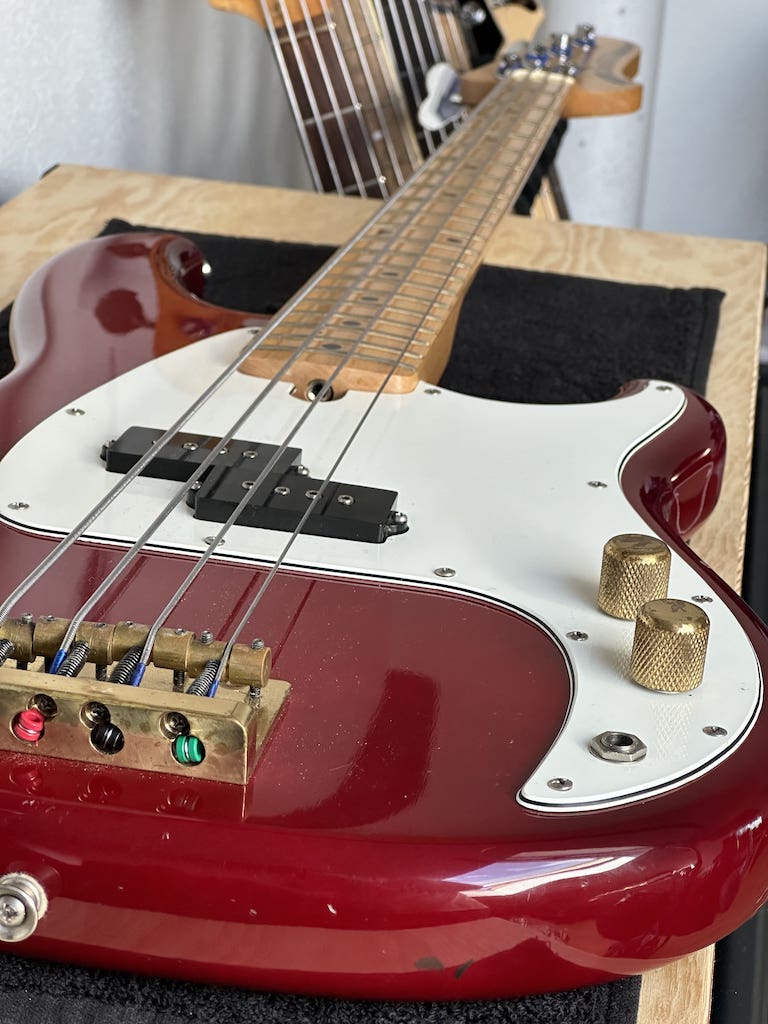 Roter E-Bass des Typs Ibanez Blazer Bass von 1982, Blick auf den Body